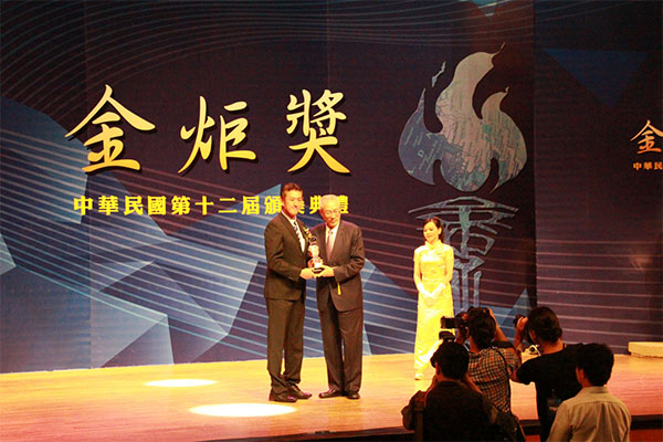 中勤實業總經理江枝茂（圖左）代表參加頒獎典禮，並獲副總統吳敦義（圖右）的祝賀與頒獎。