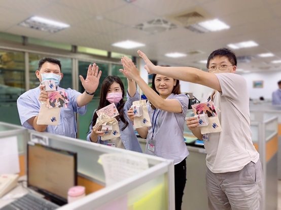 中勤實業董事長江枝茂表示,作為半導體產業鏈的一環,中勤走過疫情帶來的衝擊,所幸期間能給予同仁穩定的生活。迎來35週年,以「中勤35 Give me high five!」為年度活動主軸,期盼同仁彼此加油打氣,互相給予力量與支援。結合研發與製造優勢,以專業、創新、領先、技術,作為客戶最堅強的後盾,凝聚成前進世界的力量。