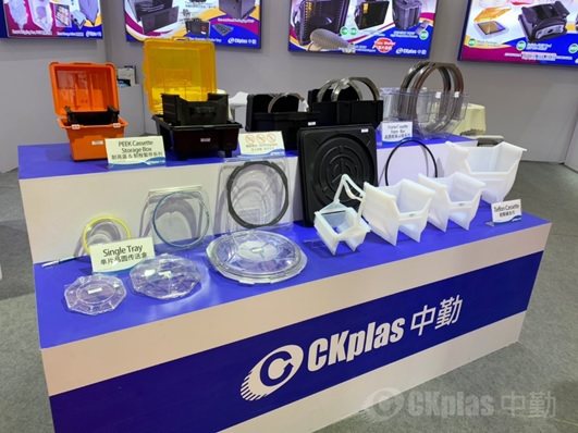 隨著8吋碳化矽晶圓、4吋氧化鎵晶圓的製程展開，為實現更高規格的材料品質控制，中勤研發團隊依不同製程環境開發多款特殊材料，以耐高溫、耐磨性、耐燃性、耐候性、耐輻射性以及電氣性質為主軸，使用「FTIR塑料分析｣與「綠色清洗線｣優勢，檢測揮發性有機污染物（VOCs），開發符合材料特性的晶圓載具。