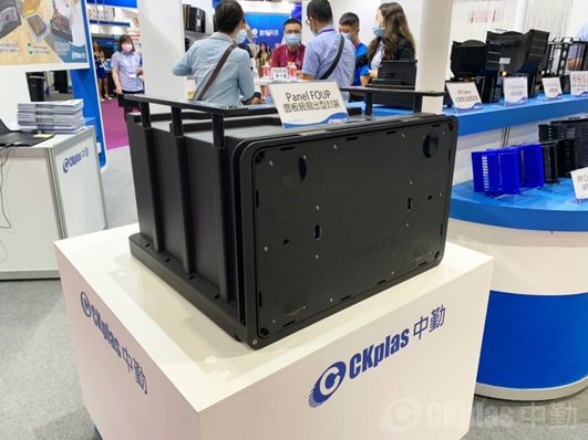 新一代半導體材料高硬度與高脆性，晶圓減薄製程上面臨翹曲、散熱、可靠性等挑戰，使後續晶圓加工過程非常困難。面對多元製程及先進封裝技術，中勤除了品質的追求，在設計上更開發各類型自動化智能承載，如專為薄化晶圓設計的一體成型Front Opening Unified Pod（FOUP），高潔淨平行吹掃設計並有效解決晶圓翹曲變形問題；異質整合智能晶圓載具Fan-out Panel Level Packaging FOUP（FOPLP FOUP），多層式客製化設計，更成為扇出型面板級封裝技術中，產品良率差異化關鍵。